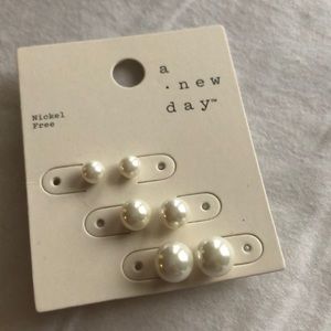 Pearl studs